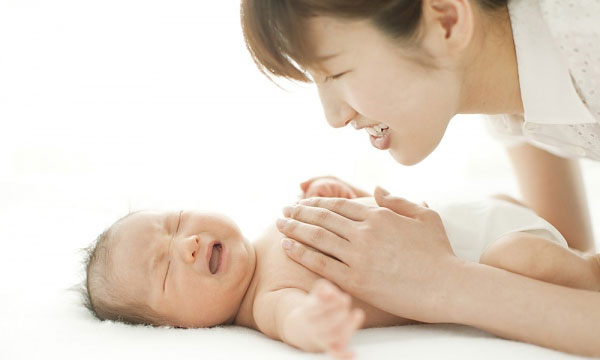 tràn dịch mào tinh hoàn ở trẻ sơ sinh
